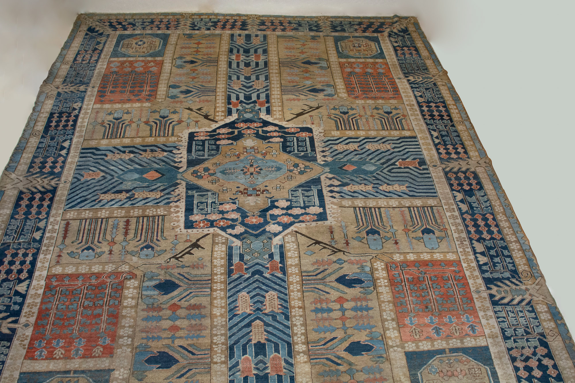 Lot image - Heriz Carpet