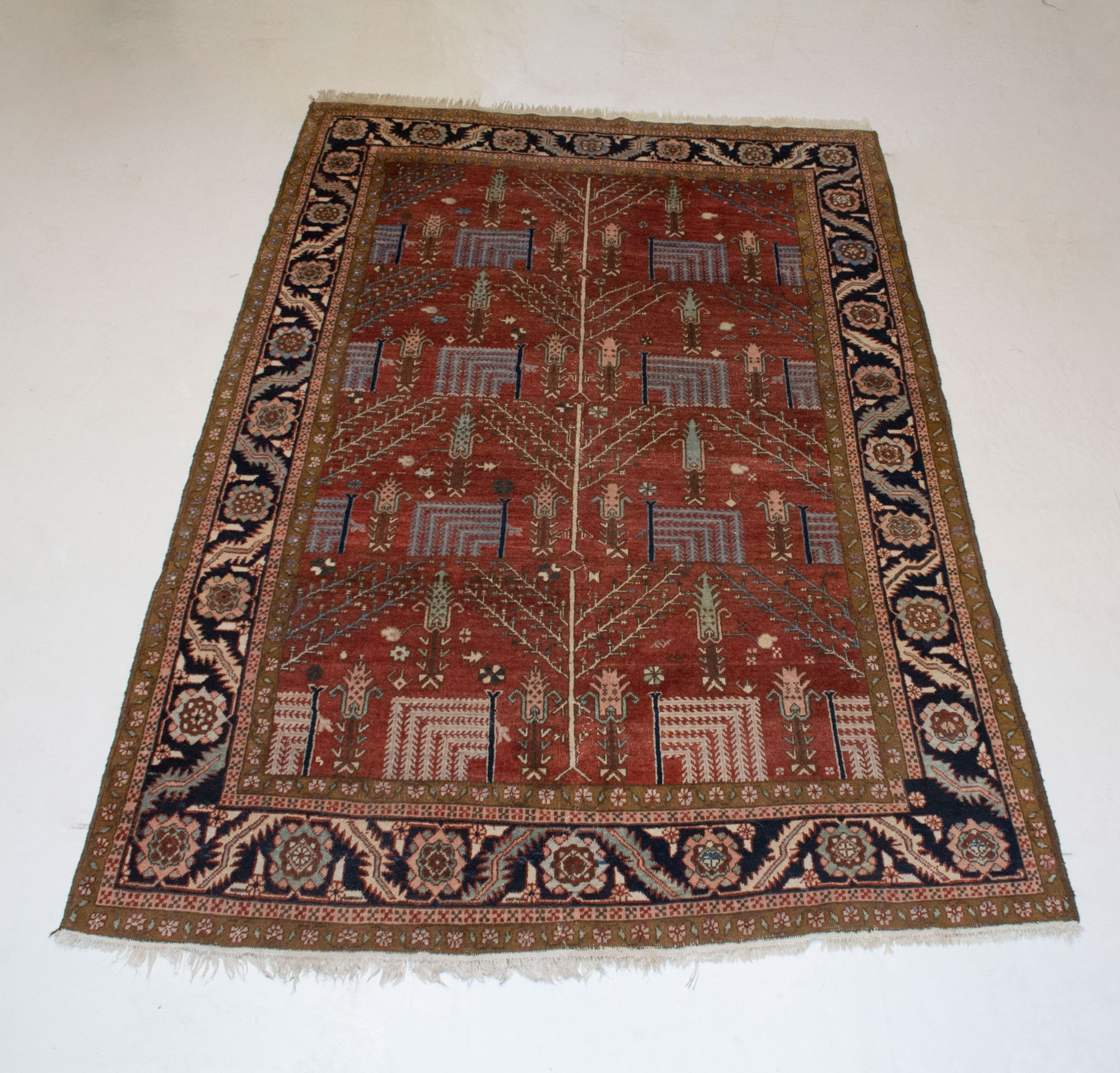 Lot image - Heriz Carpet