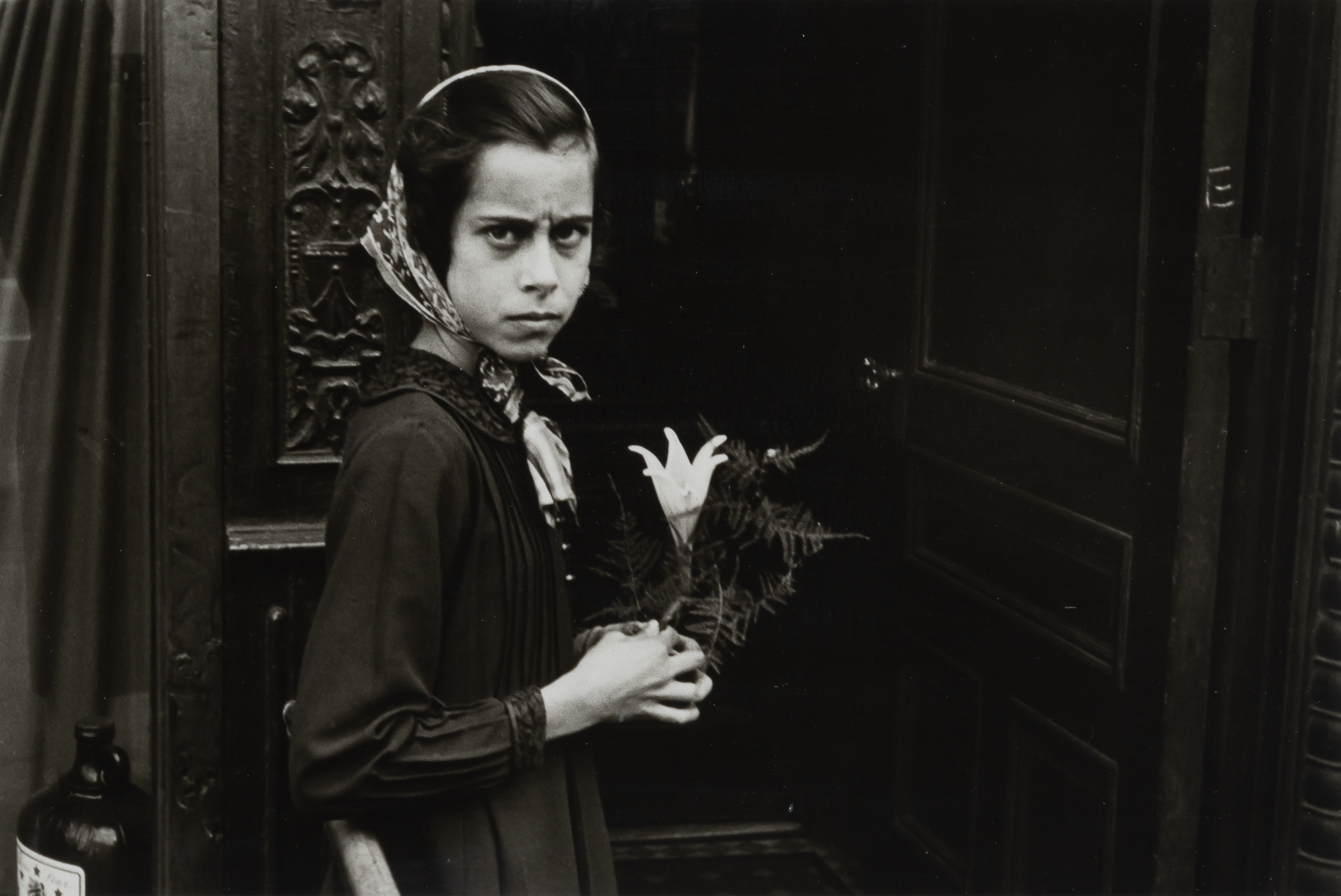 Lot image - LEVITT, HELEN (1913-2009)  N.Y. ca. 1940 [New York City, Girl with lily],