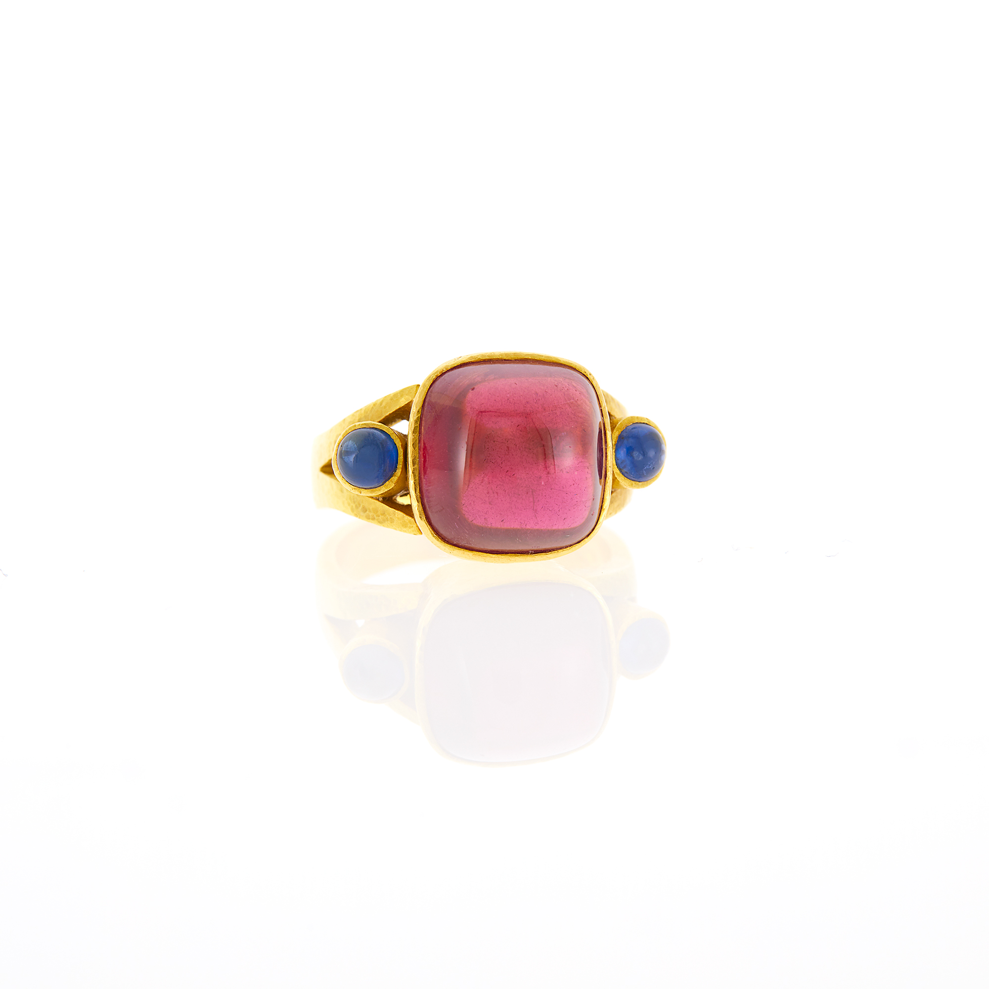 Lot image - Elizabeth Locke Hammered Gold, Cabochon Garnet and Sapphire Ring
