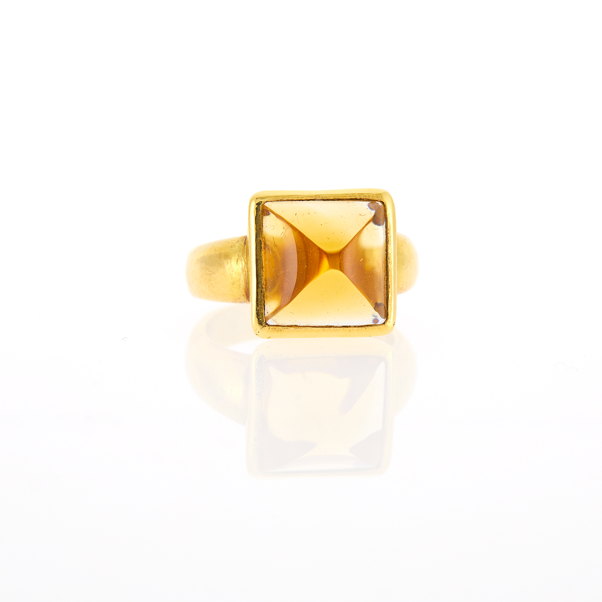 Lot image - Elizabeth Locke Gold and Cabochon Citrine Ring