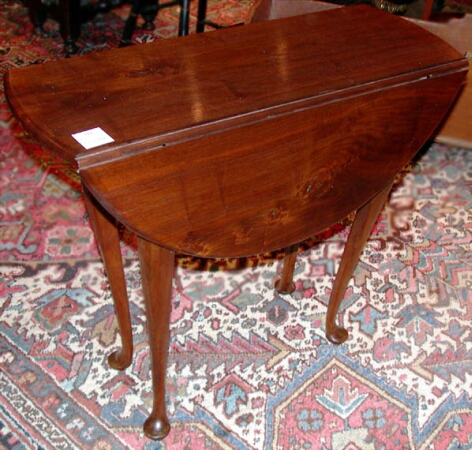 Lot image - Queen Anne Walnut Drop-Leaf Breakfast Table Massachusetts, mid 18th century