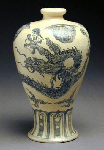 Lot image - Finely Painted Vietnamese Blue and White Meiping 16th Century