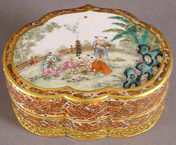 Lot image - Famille Rose Ruyi-Form Covered Box Six-Character impressed Mark of Qianlong, 18th/19th century