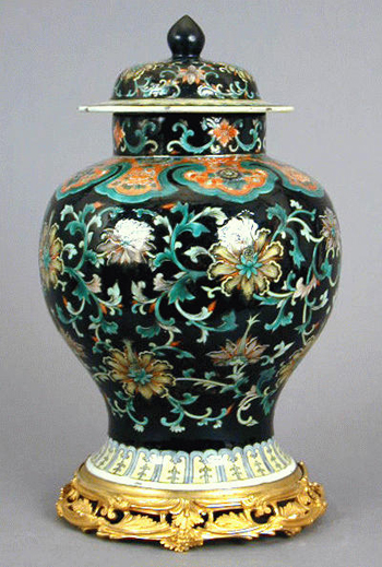 Lot image - Chinese Famille Verte Black-Ground Porcelain Covered Jar