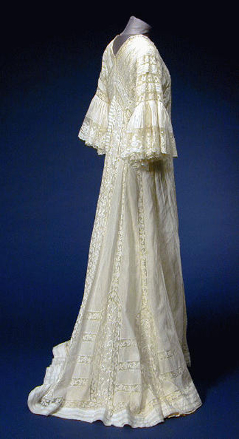 Lot image - White Mull Ruffled Sleeve Peignoir