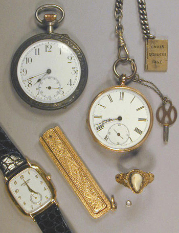 Lot image - Lot of Assorted Gold and Metal Items