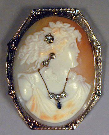 Lot image - Gold and Shell Cameo Pin