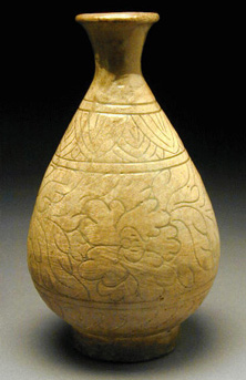 Lot image - White Slip-Decorated and Incised Punchong Bottle Vase 15th/16th Century
