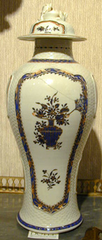 Lot image - Pair of Chinese Export Porcelain Covered Garniture Vases