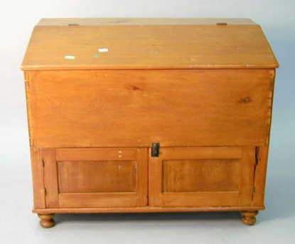 Lot image - American Pine Feed Bin