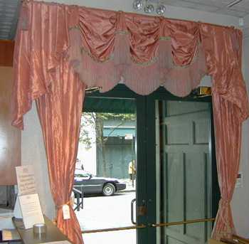 Lot image - Pair of Pink Curtains