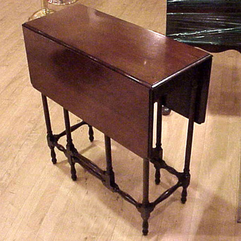 Lot image - Georgian Style Mahogany Gate-Leg Table