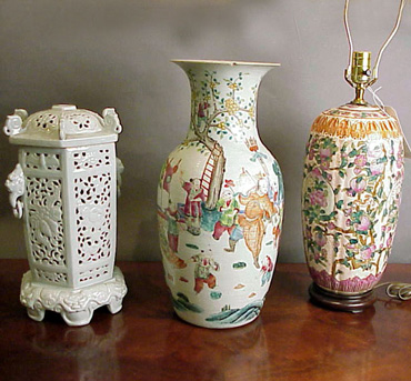 Lot image - Group of Three Chinese Export Porcelain Articles