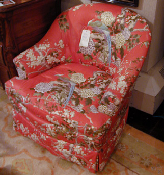 Lot image - Upholstered Sofa and Two Armchairs en Suite