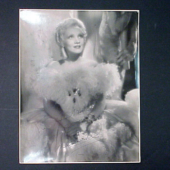 Lot image - DIETRICH, MARLENE; Inscribed photograph