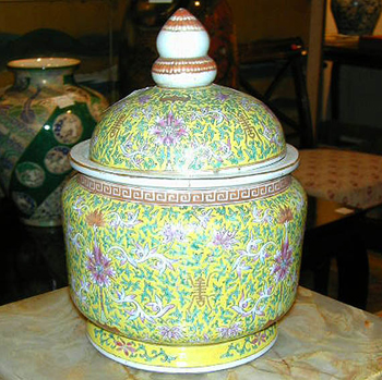 Lot image - Chinese Yellow Ground Squat Jar