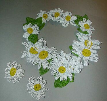 Lot image - Miriam Haskell Daisy Bead Suite 1940s