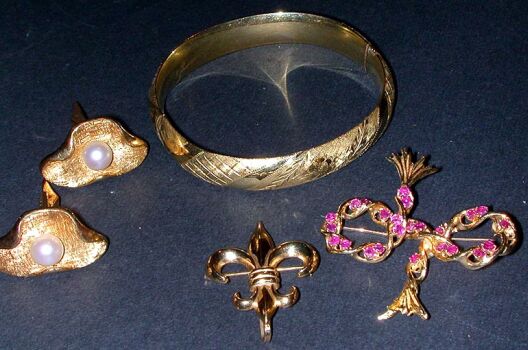 Lot image - Lot of Assorted Gold Jewelry   14 kt. yellow gold, comprising a bangle bracelet, a twisted rope design pin set with small ro...