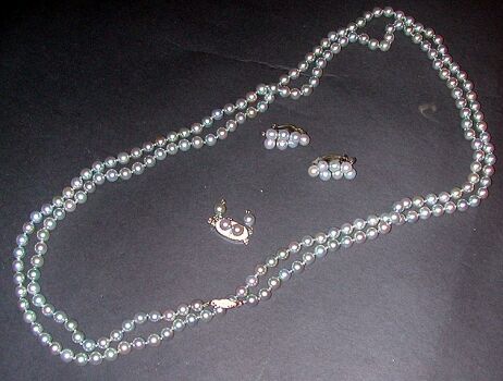 Lot image - Gray Cultured Pearl Necklace and Earring Set