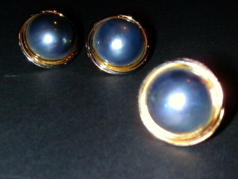 Lot image - Gray Pearl Ring and Pair of Earclips