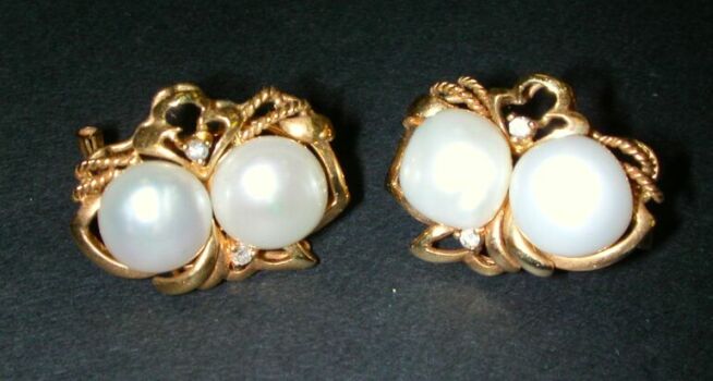 Lot image - Pair of Freshwater Cultured Pearl Earclips   Each 14 kt. yellow gold mount, of foliate motif set with two freshwater culture...