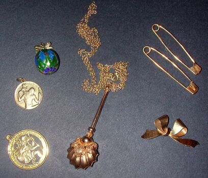 Lot image - Group of Assorted Gold Items