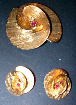 Lot image - Gold Pin and Pair of Earclips