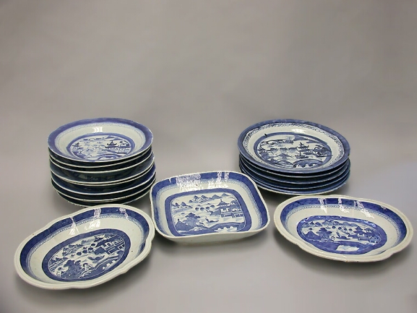 Lot image - GROUP OF CHINESE EXPORT BLUE AND WHITE PORCELAIN ARTICLES  Circa 1820  Average diameter 8 1/2 inches (21.5 cm)