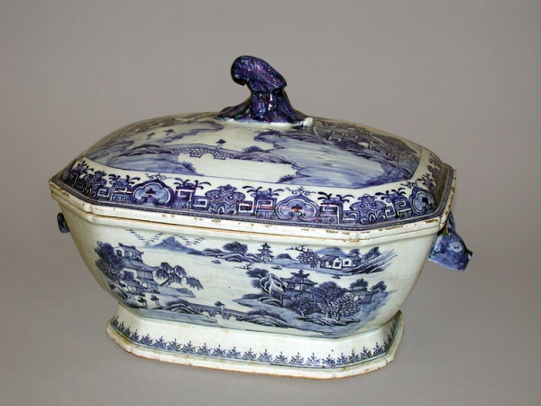 Lot image - CHINESE EXPORT BLUE AND WHITE PORCELAIN OCTAGONAL TUREEN AND COVER  Circa 1800  Length 12 inches (30.5 cm)