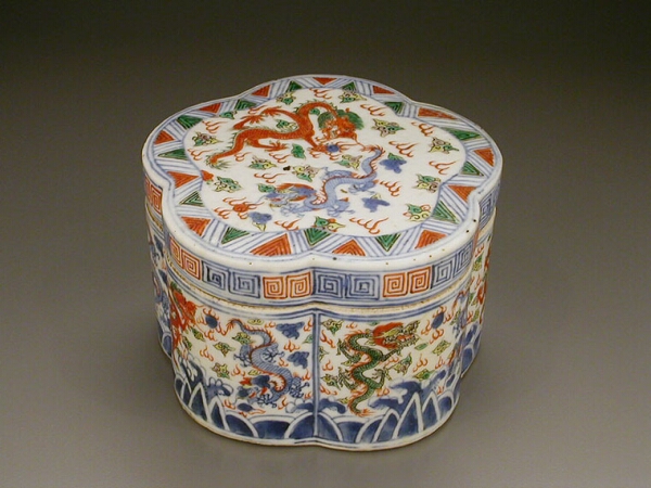 Lot image - MING STYLE ENAMELED PORCELAIN HEXALOBED BOX AND COVER  Possibly Japanese, 19th century  Diameter 5 1/4 inches (13.4 cm)
