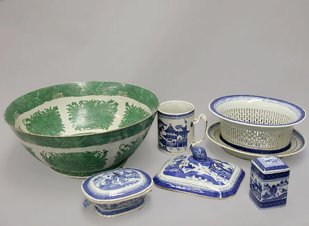 Lot image - GROUP OF CHINESE EXPORT STYLE PORCELAINS  19th and 20th Centuries