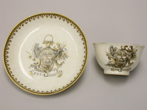 Lot image - CHINESE EXPORT PORCELAIN TEA BOWL AND SAUCER Circa 1750 Diameter of saucer 4 3/4 inches (12 cm)