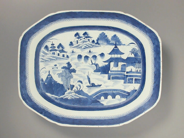 Lot image - CHINESE EXPORT BLUE AND WHITE PORCELAIN OCTAGONAL PLATTER  Circa 1810  Length 19 1/2 inches (49.5 cm)