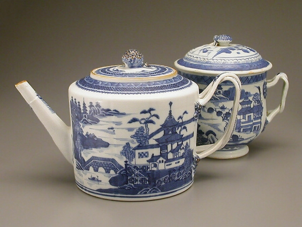 Lot image - CHINESE EXPORT BLUE AND WHITE PORCELAIN CYLINDRICAL TEAPOT AND LARGE COVERED SUGAR BOWL  Late 18th and early 19th centuries  Heights 5
