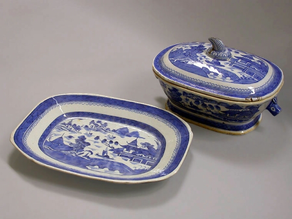 Lot image - CHINESE EXPORT BLUE AND WHITE PORCELAIN COVERED TUREEN AND STAND  Early 19th century  Length 10 1/2 inches (26.6 cm)