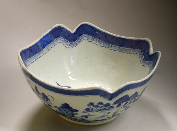 Lot image - CHINESE EXPORT BLUE AND WHITE PORCELAIN FRUIT BOWL  Early 19th century  Length 9 1/4 inches (23.5 cm)