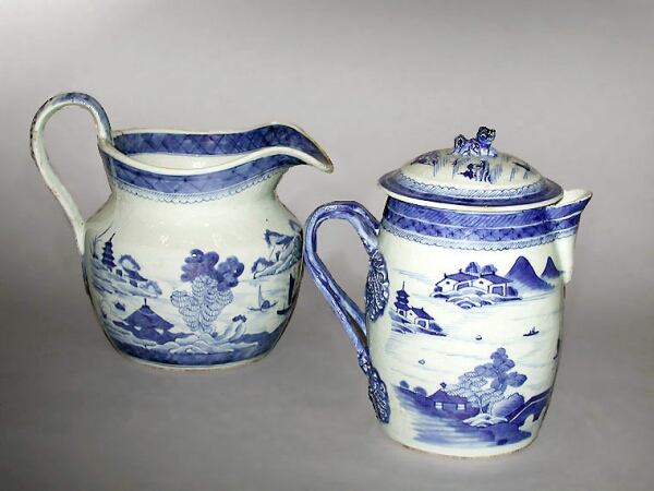 Lot image - CHINESE EXPORT BLUE AND WHITE PORCELAIN COVERED JUG AND LARGE PITCHER  Early 19th century  Heights 7 3/4, 6 1/2 inches (19.7, 16.5 cm)