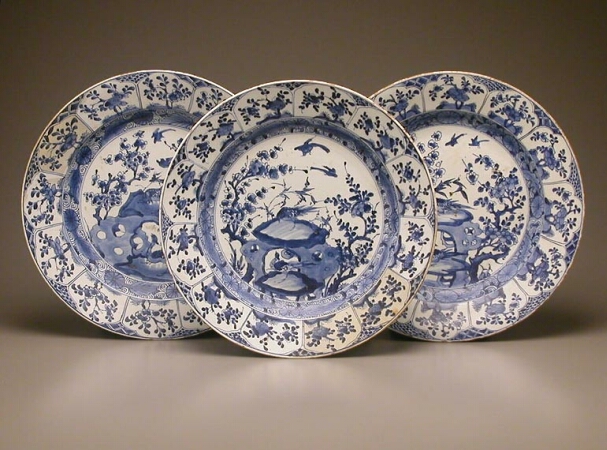Lot image - THREE CHINESE EXPORT BLUE AND WHITE PORCELAIN DISHES  Kangxi Period (1662-1722)  Diameters 14 3/4, 15, 15 inches (37.5, 35.5, 35.5 cm)