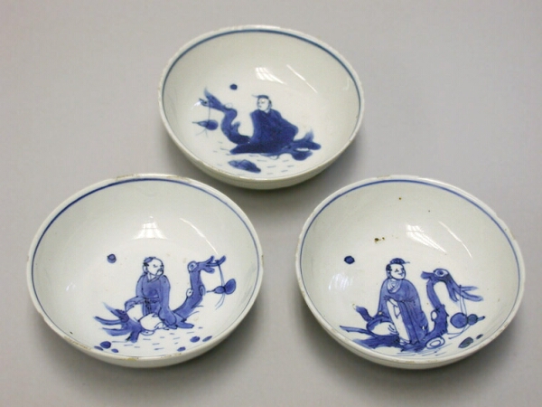 Lot image - SET OF THREE CHINESE EXPORT BLUE AND WHITE PORCELAIN KO-SOMMETSUKE SAUCERS  Circa 1610-1620  Diameters 3 3/4 inches (9.5 cm)