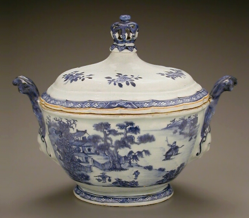 Lot image - CHINESE EXPORT BLUE AND WHITE PORCELAIN TUREEN AND COVER  Circa 1710 Length over handles 12 3/8 inches (31.4 cm)