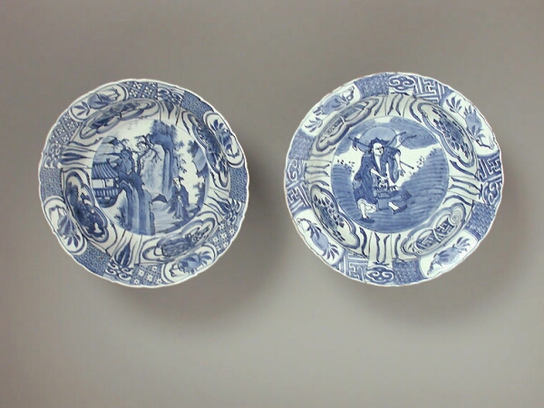 Lot image - TWO SIMILAR CHINESE EXPORT BLUE AND WHITE KRAAK KLAPMUTSEN PORCELAIN BOWLS  Late 16th/17th century  Diameters 8 1/4, 8 3/8 inches (21,
