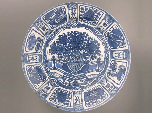 Lot image - CHINESE EXPORT BLUE AND WHITE KRAAK PORCELAIN CHARGER  Shunzhi Period (1644-1661)  Diameter 19 3/4 inches (50.3 cm)