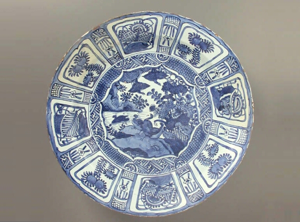 Lot image - CHINESE EXPORT BLUE AND WHITE KRAAK PORCELAIN CHARGER  Shunzhi Period (1644-1661)  Diameter 19 3/4 inches (50.3 cm)