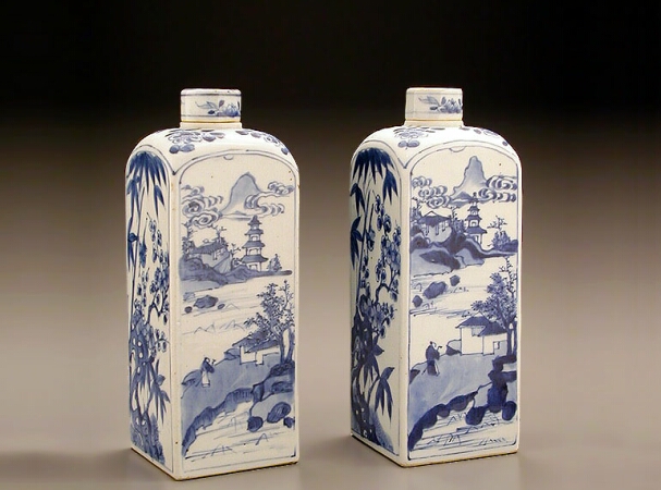 Lot image - PAIR OF CHINESE EXPORT BLUE AND WHITE PORCELAIN GIN BOTTLES AND COVERS FOR THE DUTCH MARKET  Late 17th/early 18th century  Height 10 3/