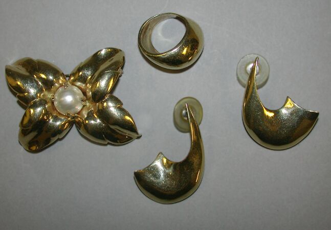 Lot image - Suite of Gold Jewelry