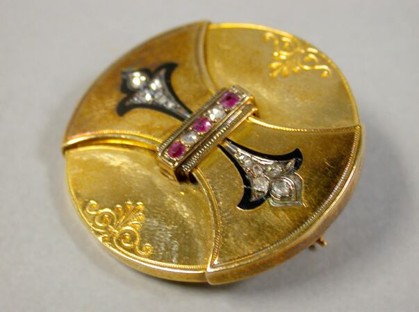 Lot image - Victorian Diamond and Ruby Circle Pin