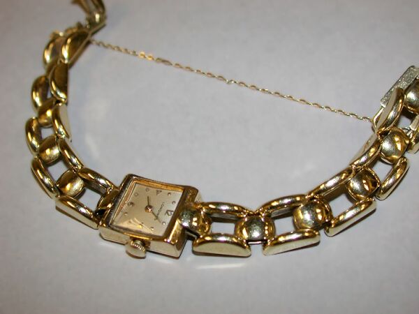 Lot image - Ladys Gold Wristwatch