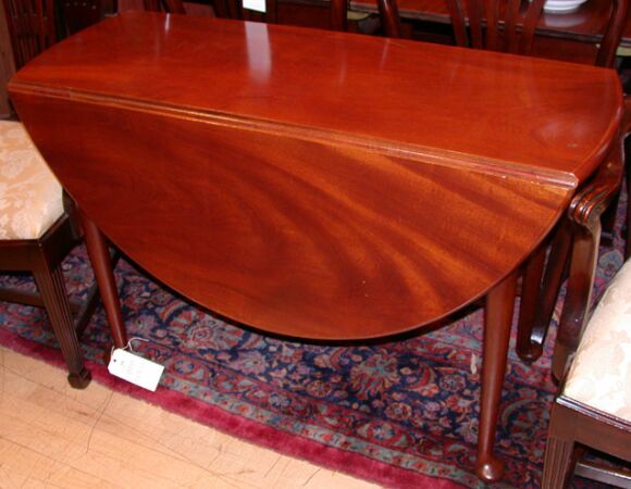 Lot image - George I Mahogany Drop-Leaf Table