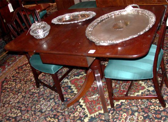 Lot image - Federal Style Mahogany Drop-Leaf Table